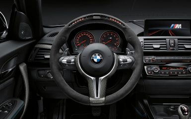 BMW M Performance Alcantara upravljač II s letvicom od ugljičnih vlakana i trkaćim prikazom instrumenata.