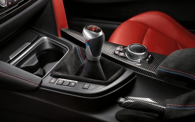 BMW M Performance oprema za ugljična vlakna unutrašnjosti uz Alcantara tkaninu.