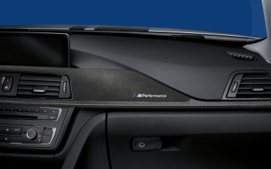 BMW M Performance ukrasne letvice od ugljičnih vlakana s Alcantara tkaninom.